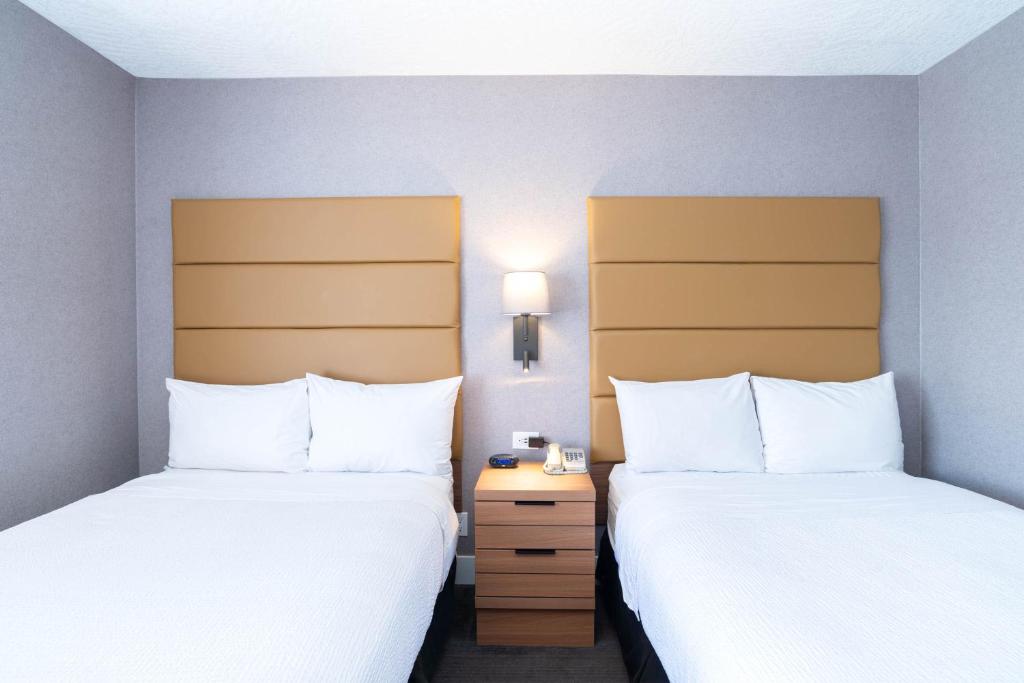 Postel nebo postele na pokoji v ubytování Sandman Hotel Victoria