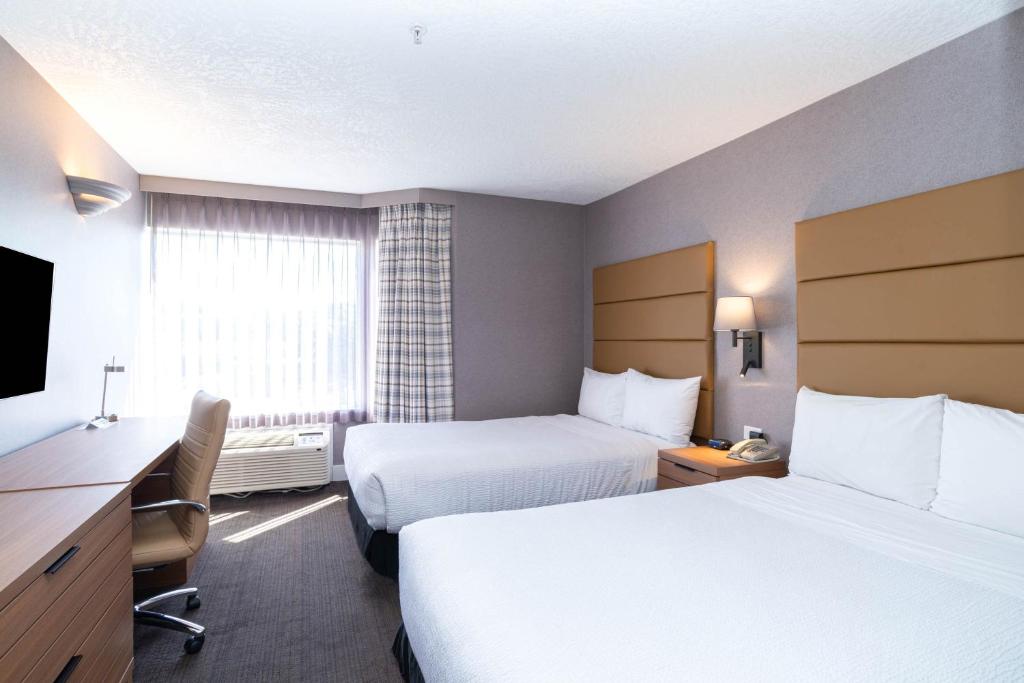 Postel nebo postele na pokoji v ubytování Sandman Hotel Victoria