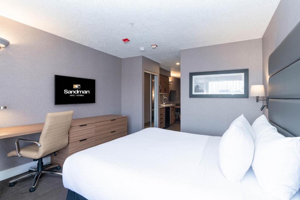 Postel nebo postele na pokoji v ubytování Sandman Hotel Victoria
