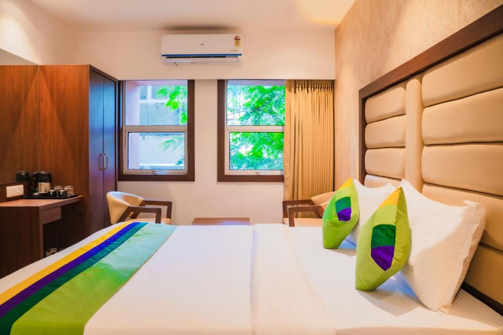 Postel nebo postele na pokoji v ubytování Treebo Serenity Inn, Koregaon Park