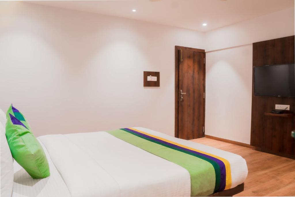 Postel nebo postele na pokoji v ubytování Treebo Serenity Inn, Koregaon Park