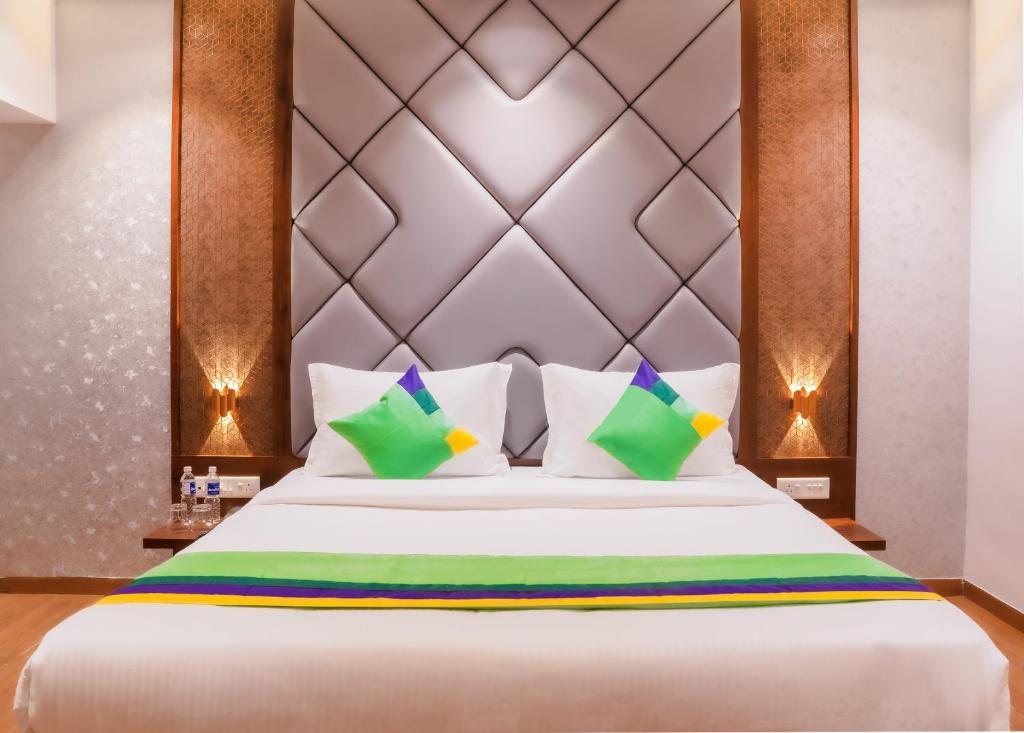 Postel nebo postele na pokoji v ubytování Treebo Serenity Inn, Koregaon Park