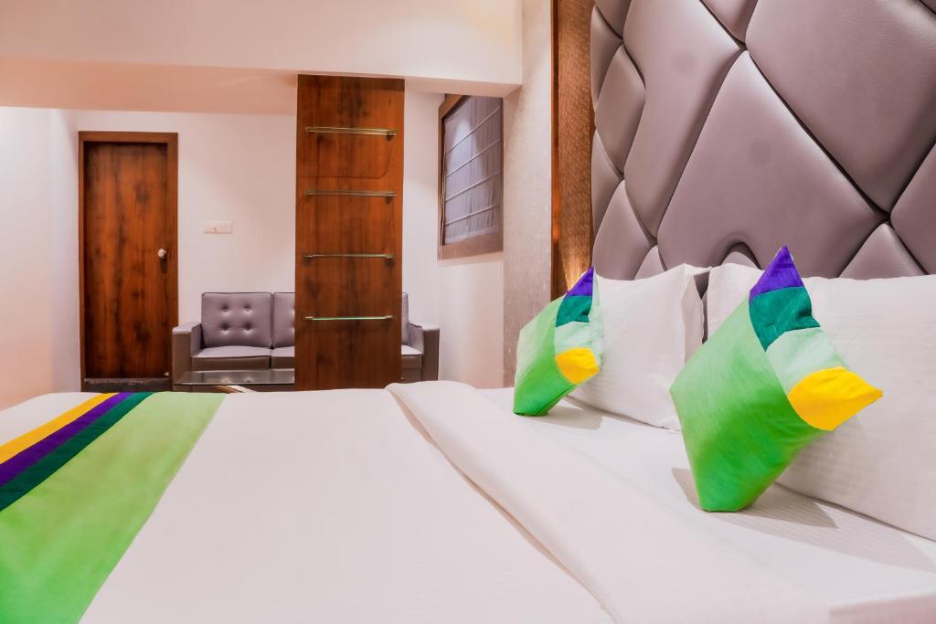 Postel nebo postele na pokoji v ubytování Treebo Serenity Inn, Koregaon Park