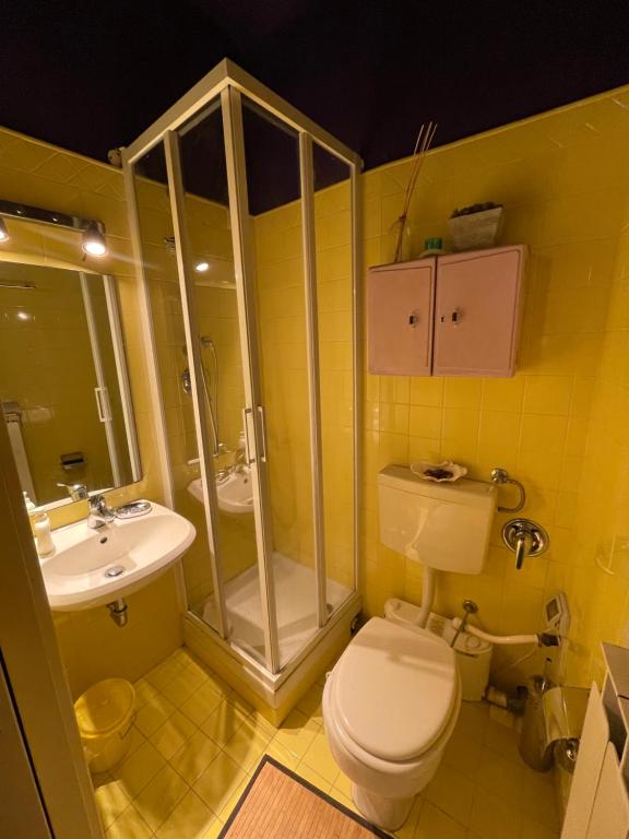 uma casa de banho amarela com um WC e um lavatório em Charming house in San Niccolò em Florença