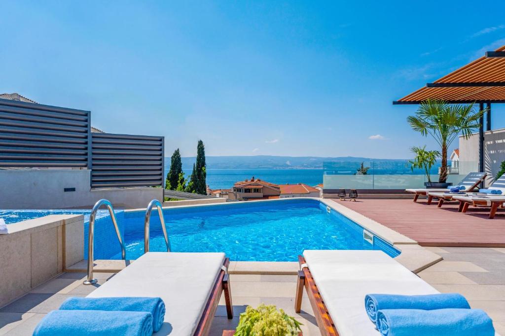 una piscina con vista sull'oceano di Luxury VILLA BANE, heated private pool and jacuzzi, sandy beach 120m far, 12 pax a Duće