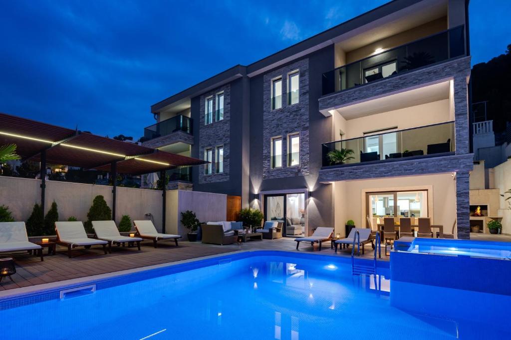 Bazén v ubytování Luxury VILLA BANE, heated private pool and jacuzzi, sandy beach 120m far, 12 pax nebo v jeho okolí