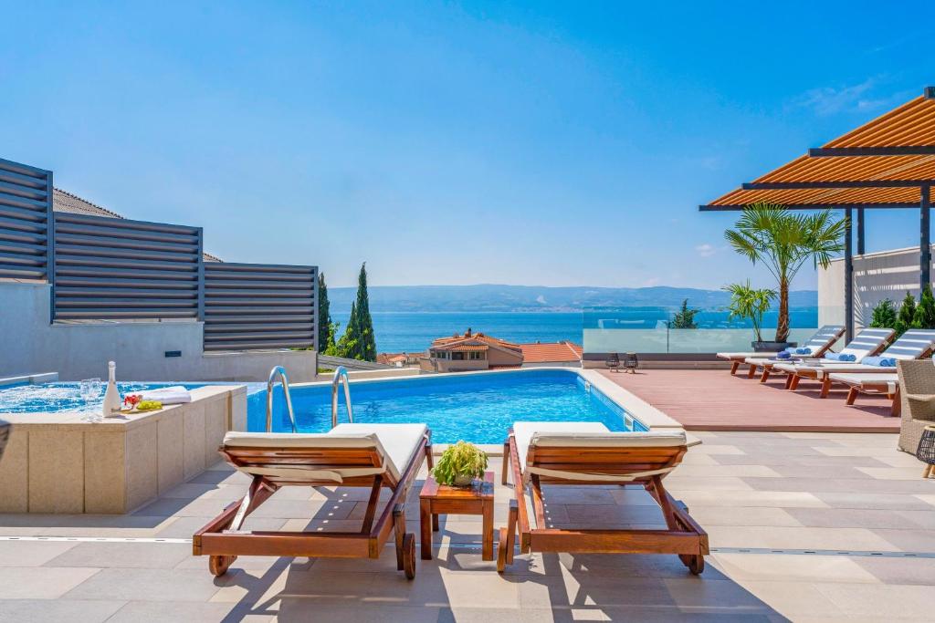 Bazén v ubytování Luxury VILLA BANE, heated private pool and jacuzzi, sandy beach 120m far, 12 pax nebo v jeho okolí