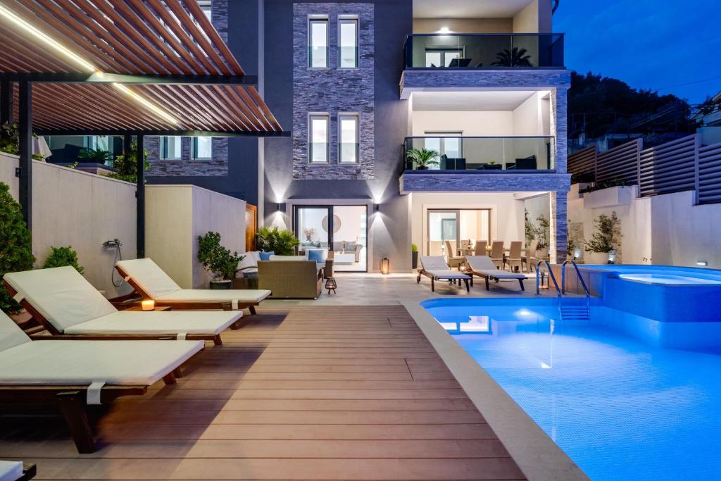 Bazén v ubytování Luxury VILLA BANE, heated private pool and jacuzzi, sandy beach 120m far, 12 pax nebo v jeho okolí