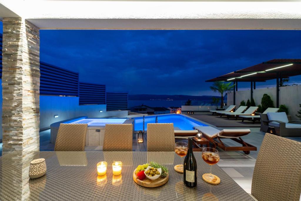 Nápoje v ubytování Luxury VILLA BANE, heated private pool and jacuzzi, sandy beach 120m far, 12 pax