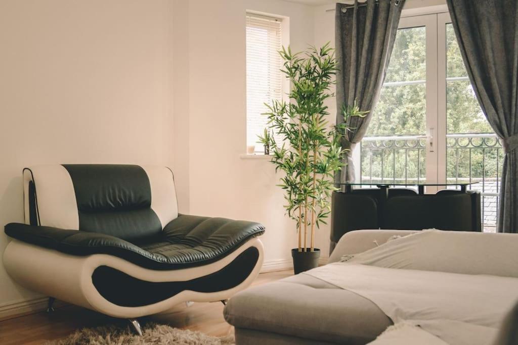 uma sala de estar com um sofá e uma cadeira em Spacious 2 bedroom apartment in Central Oxford em Oxford