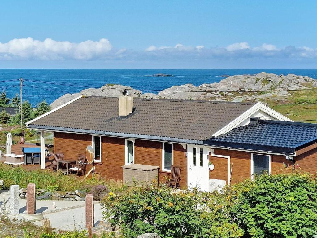 ein Haus mit Sonnenkollektoren darüber in der Unterkunft Holiday home skudeneshavn III in Skudeneshavn