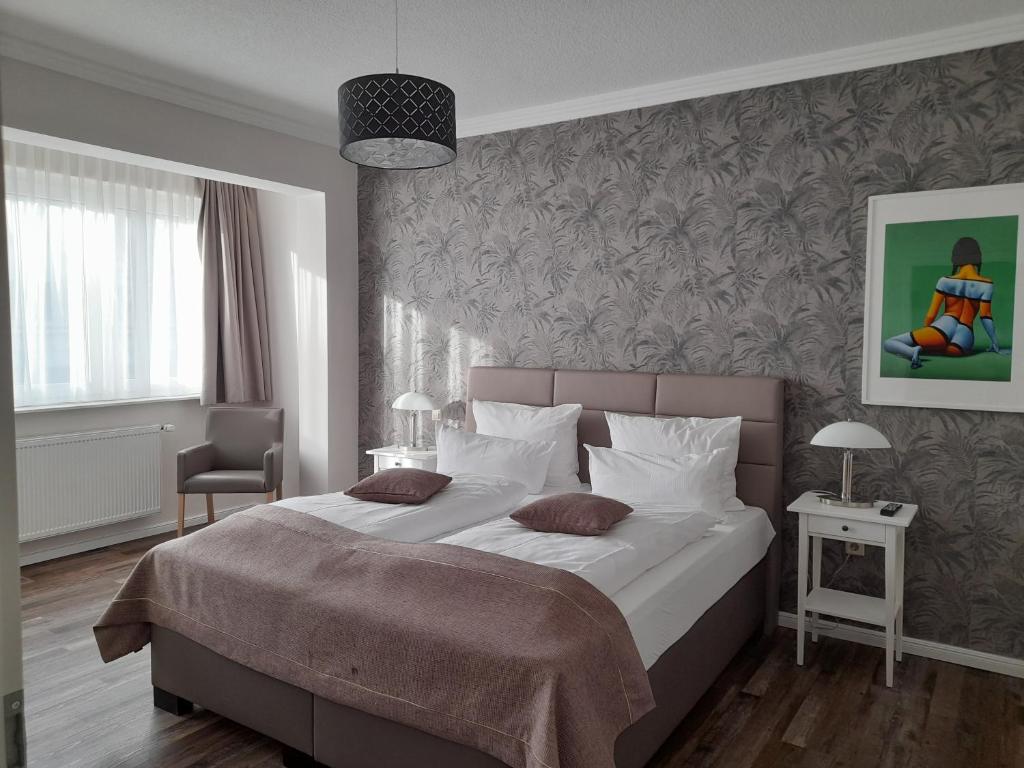 Un dormitorio con una cama grande y una silla. en Design Apartments Bremen, en Bremen