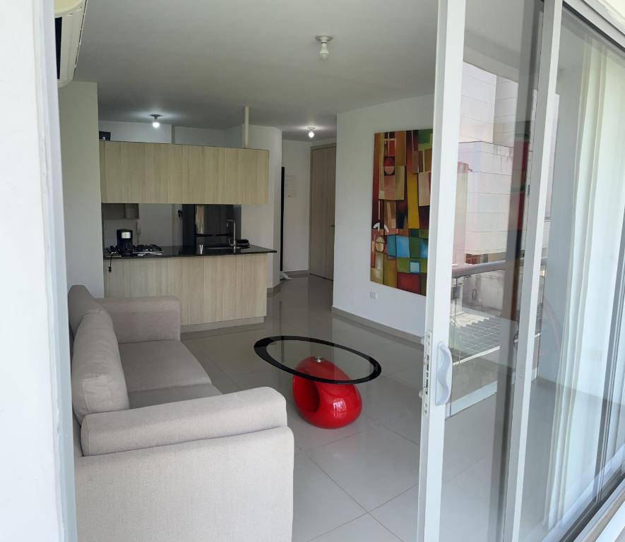 sala de estar con sofá y mesa en Habitech soho 55-2, en Barranquilla