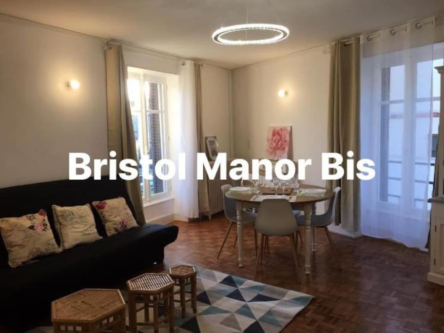 uma sala de estar com um sofá e uma mesa em Bristol Manor Bel apt F3 face aux thermes Néris em Néris-les-Bains