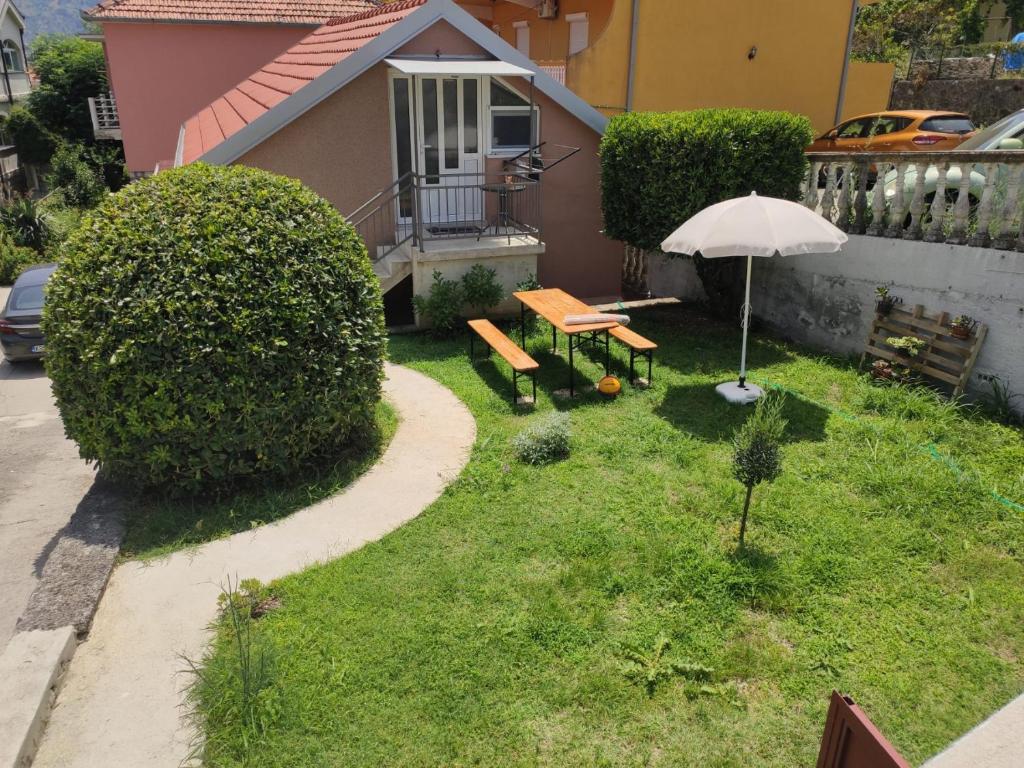 Zahrada ubytování Apartments Alisa