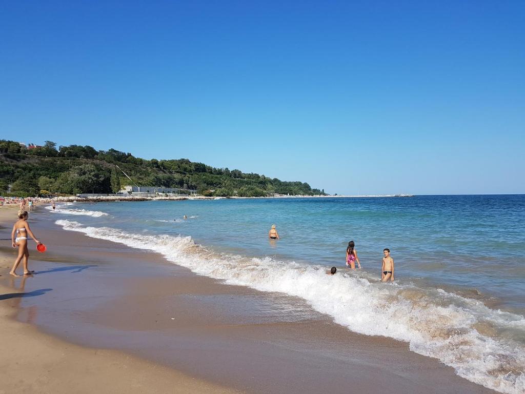 瓦尔纳Chaika Sea Apartment的一群人在海滩上玩水