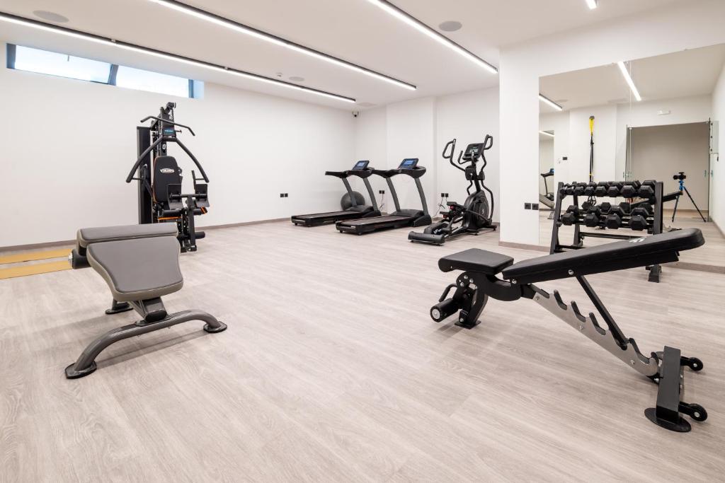 Fitness centrum a/nebo fitness zařízení v ubytování Paralos Kyma Dunes Adults Only
