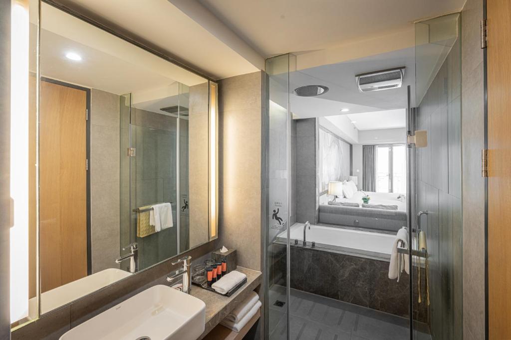 Postel nebo postele na pokoji v ubytování Riverdale Residence Xintiandi Shanghai