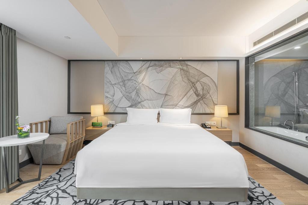 Postel nebo postele na pokoji v ubytování Riverdale Residence Xintiandi Shanghai