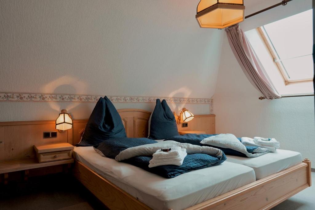two twin beds in a room with a window at In & Out Boardinghaus in Stolberg