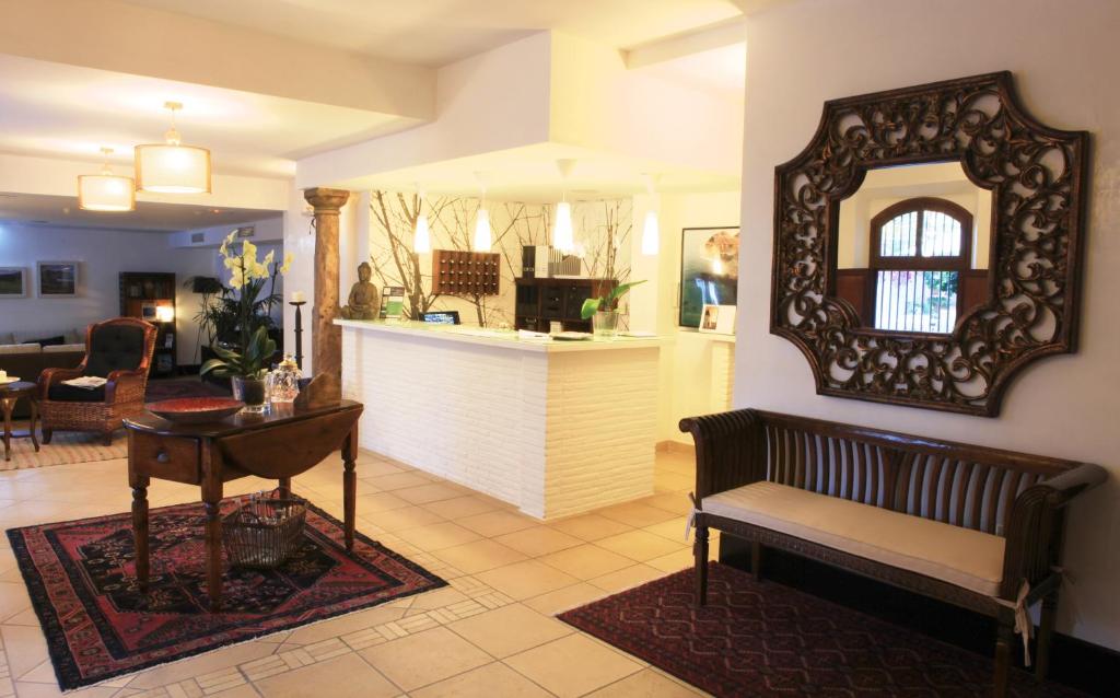a living room with a bench and a mirror at Santuario San José in San José