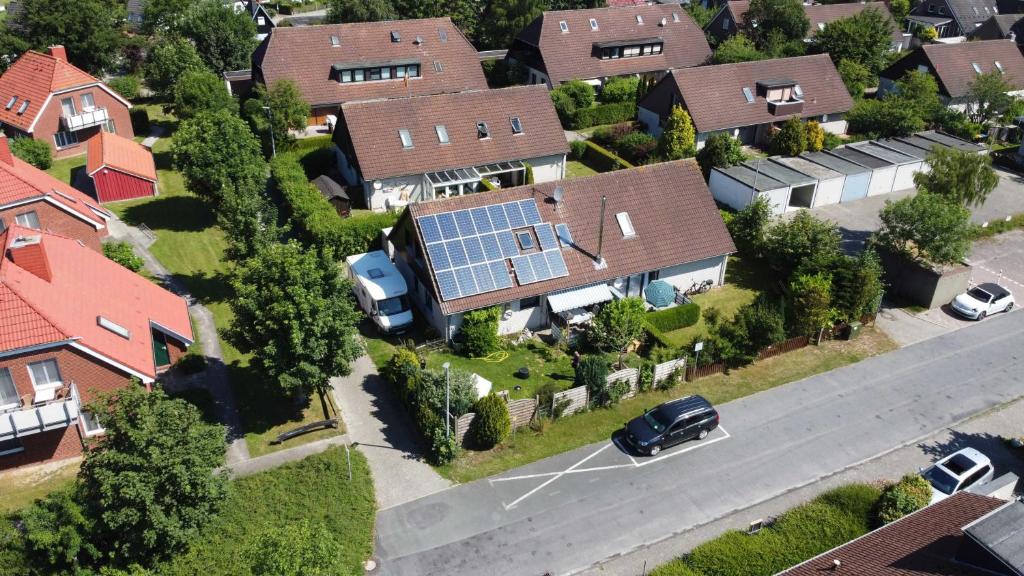 an overhead view of a house with a solar roof at Nr 28 - Ferienwohnung Am Yachthafen in Harlesiel