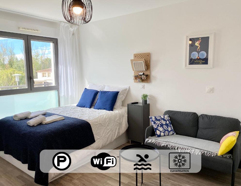 une chambre avec un lit et un canapé dans l'établissement Ma place au sud 1, à Éguilles