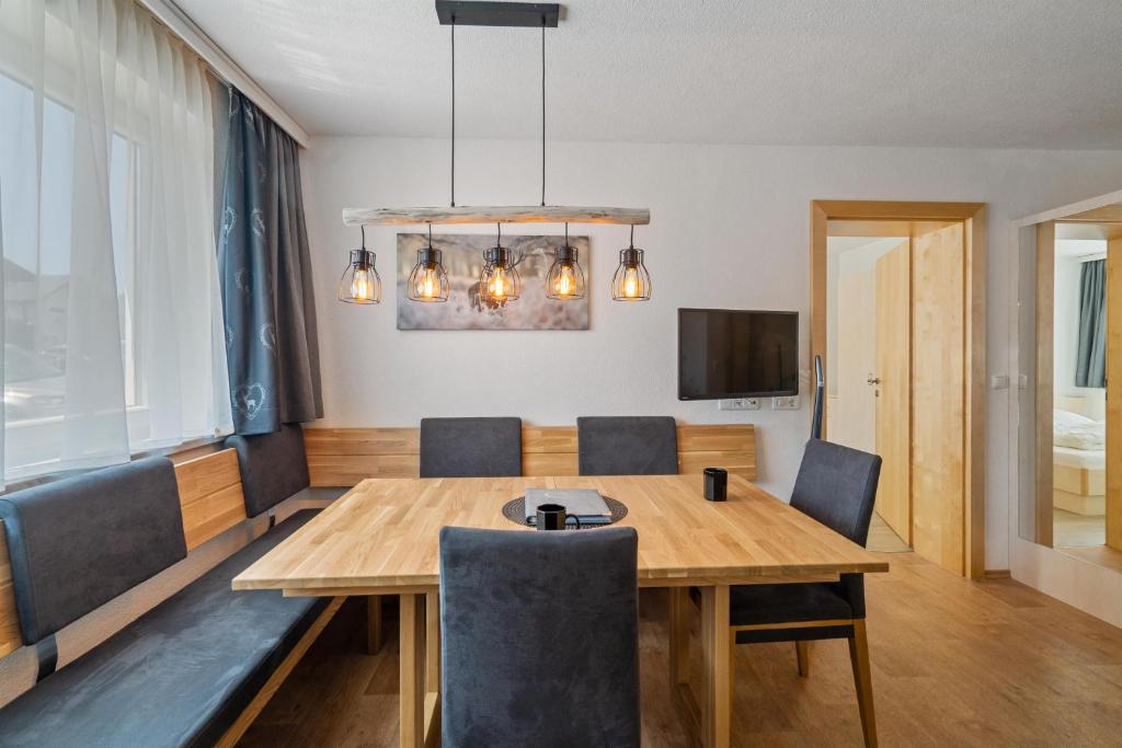 TV a/nebo společenská místnost v ubytování Haus Aventurin