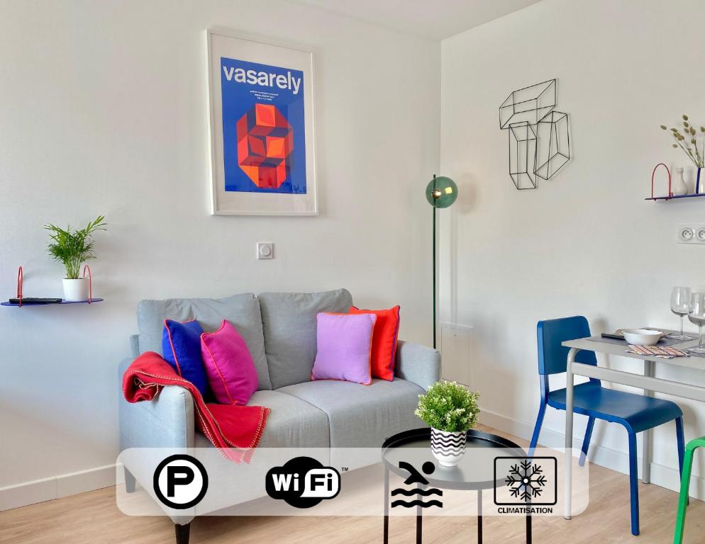 - un salon avec un canapé et des oreillers colorés dans l'établissement Ma place au sud 1.08, à Éguilles