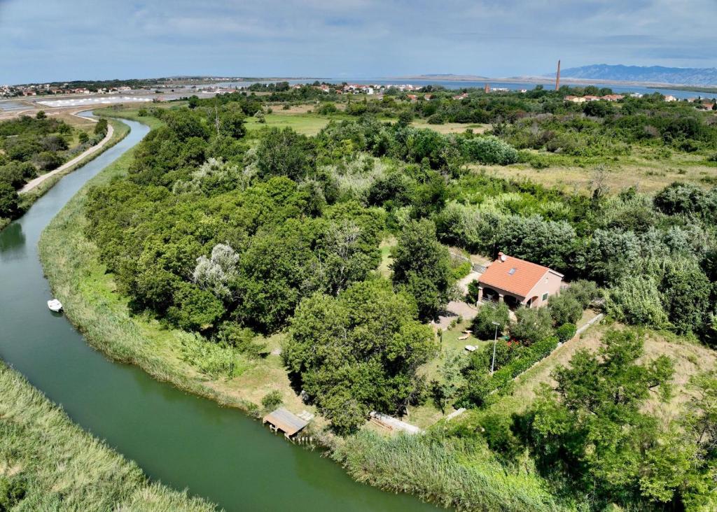- une vue aérienne sur une maison à côté d'une rivière dans l'établissement Holiday Home Borna, à Nin