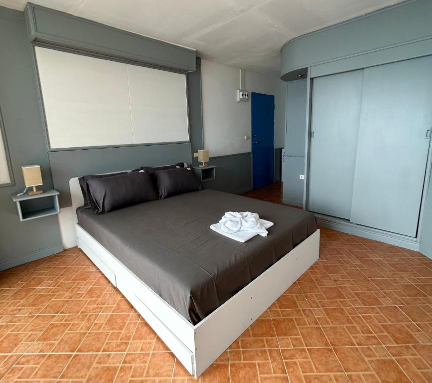 Un dormitorio con una cama con una camisa. en Sunset Seaview Patong en Patong Beach