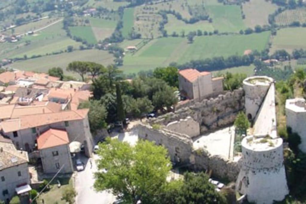 an aerial view of a village with a castle at La Casa nell’Antico Borgo in Alvito
