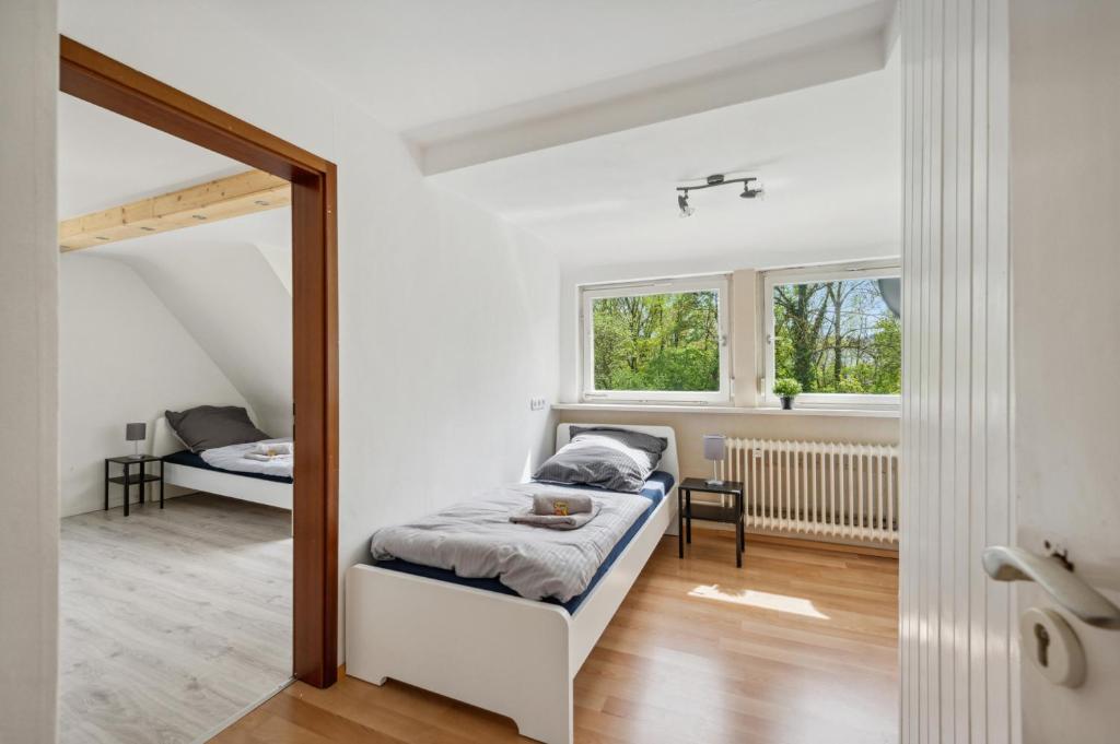 1 dormitorio con cama y espejo en home2stay worker Apartment Nürtingen bis zu 200 Betten en Nürtingen