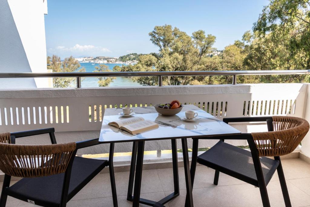 Balkón nebo terasa v ubytování Kerkyra Blue Hotel & Spa by Louis Hotels