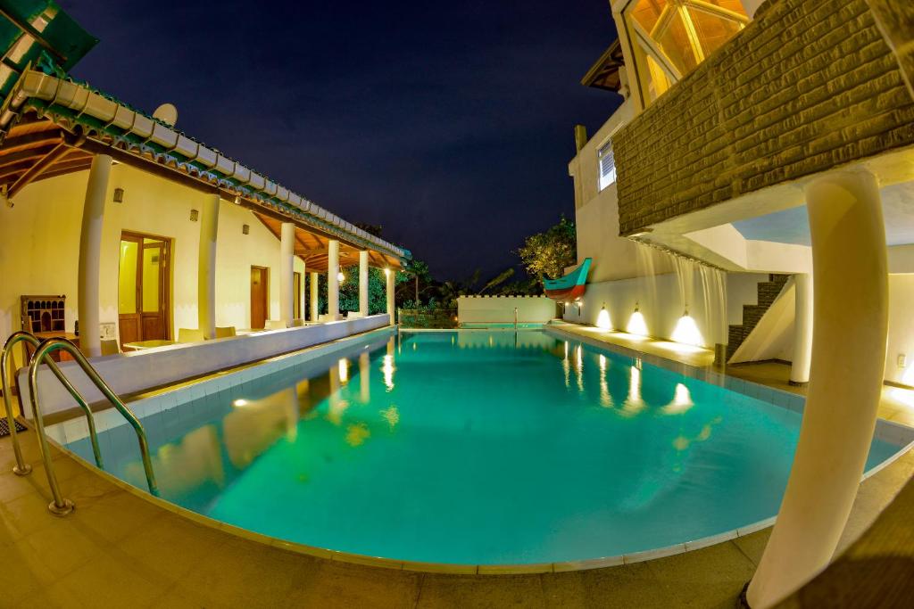 einen Pool in der Nacht in einem Resort in der Unterkunft The Castle by Don Louis in Kandy