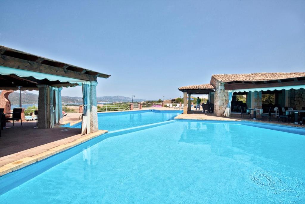 una piscina in una villa con un resort di ISA-Residence with swimming-pool in Porto Rotondo at only 500 m from the beach a Porto Rotondo