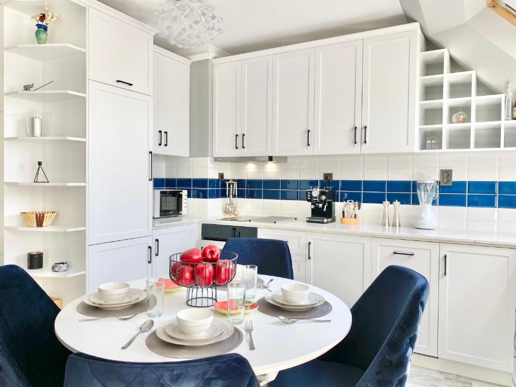 Panoramic City & Mountain View Apartment