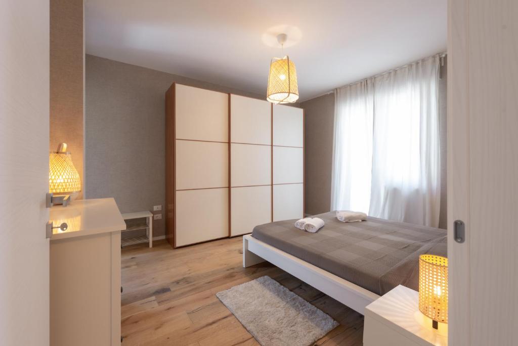 - une chambre avec un lit et une grande fenêtre dans l'établissement Paola Maison NEW APARTMENT!, à Pescara