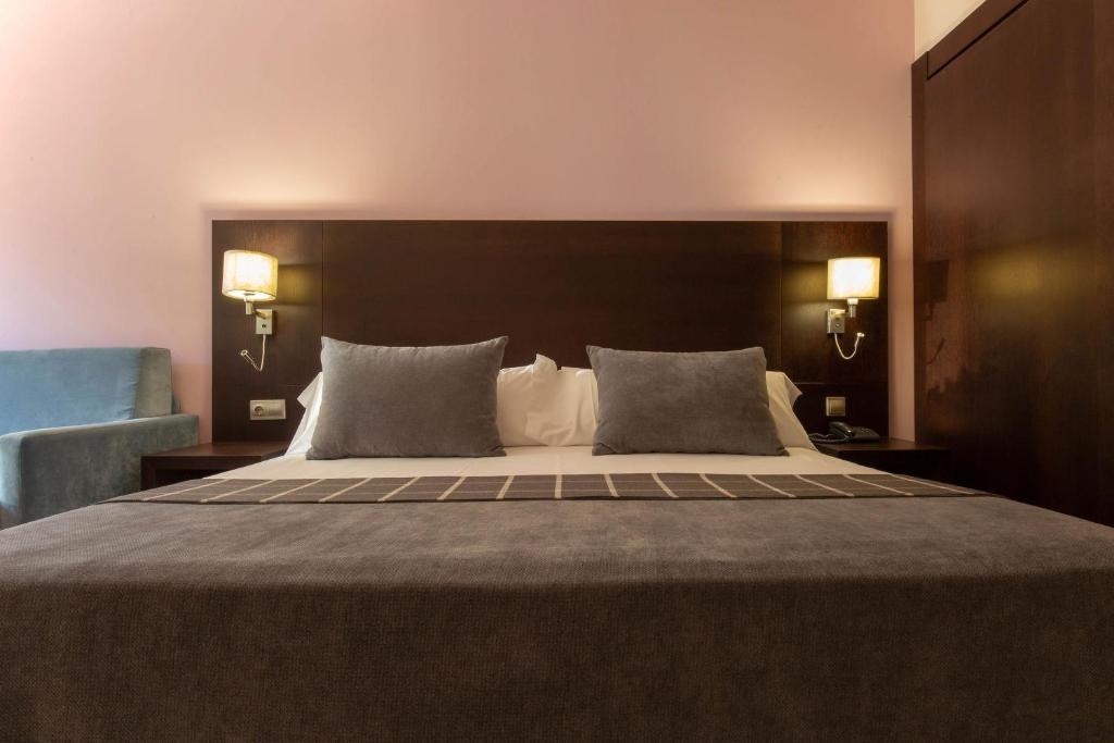 A bed or beds in a room at Hotel Màgic Andorra