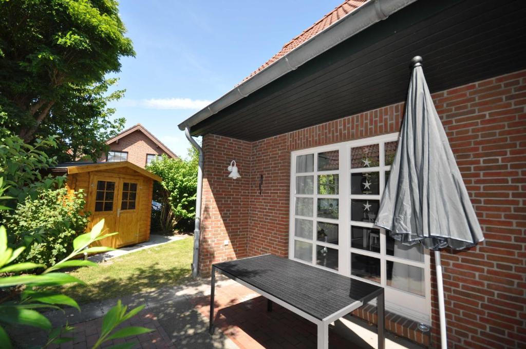 カロリーネンジールにあるNr 98 - Ferienhaus Fischerstraßeの隣のピクニックテーブル