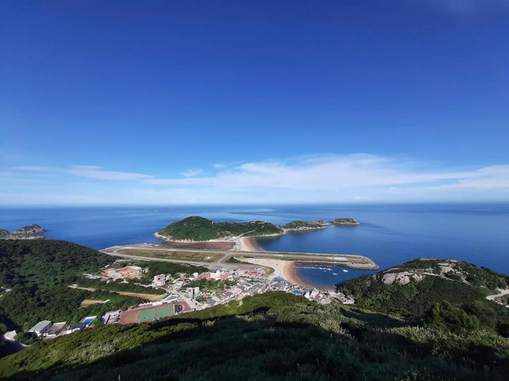 uma vista aérea de uma pequena ilha no oceano em 大新民宿Da Xin Homestay em Beigan