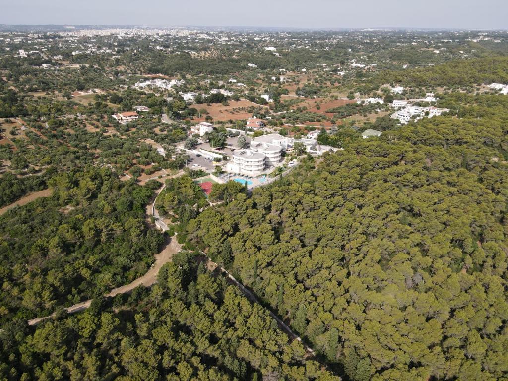 an aerial view of a house in the middle of a forest at Hotel Lo Smeraldo in Cisternino