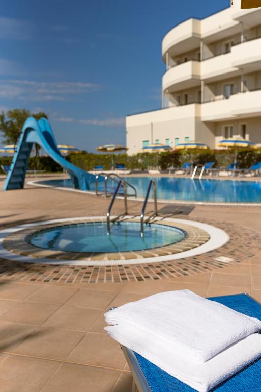 Bazén v ubytování Hotel Lo Smeraldo nebo v jeho okolí