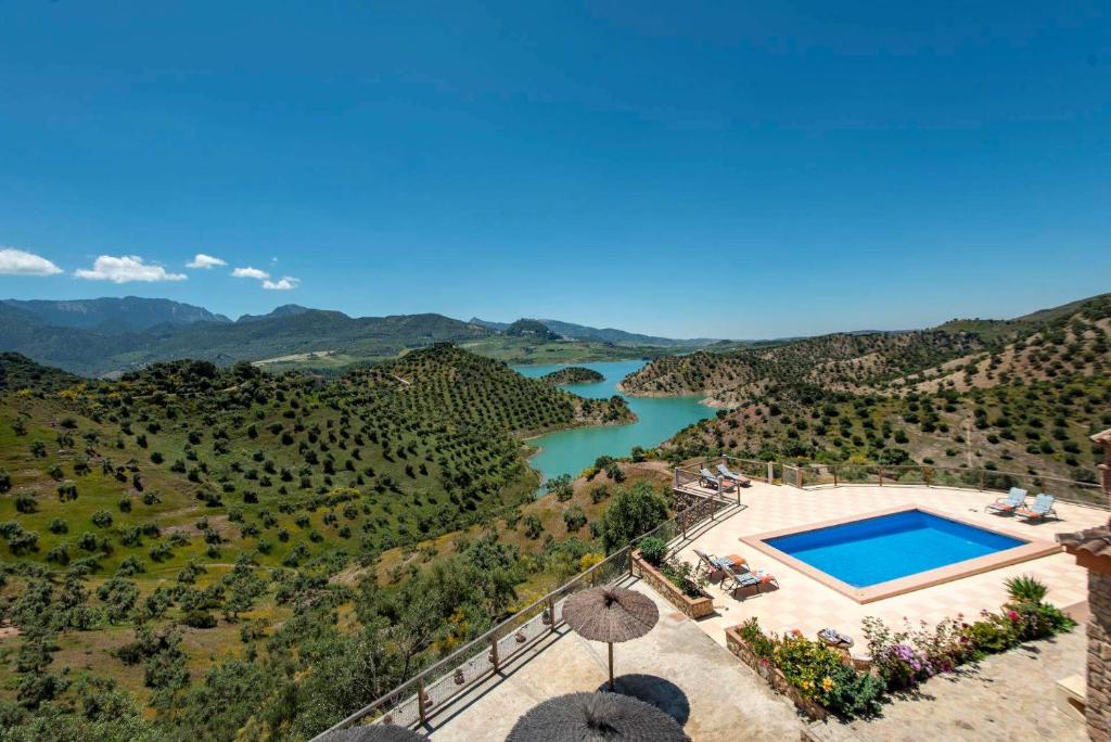 eine Luftaufnahme eines Flusses und eines Pools in der Unterkunft El Huertecillo by Vintage Travel in El Gastor