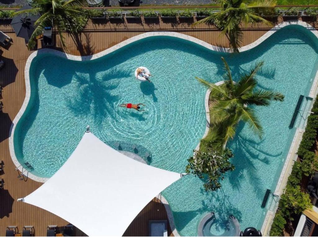 una vista sul tetto di una piscina con persone di SKYVIEW Resort Phuket Patong Beach a Patong Beach