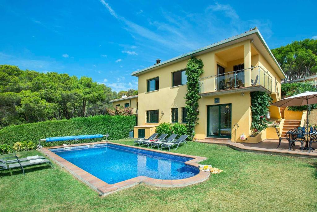 ein Haus mit einem Swimmingpool im Hof in der Unterkunft Casa Verity by Vintage Travel in Tamariu