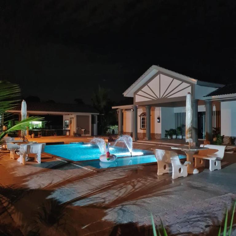 Bazén v ubytování Villa Dracaena Melaka With Swimming Pool, Hill View and 20 minutes to Town nebo v jeho okolí