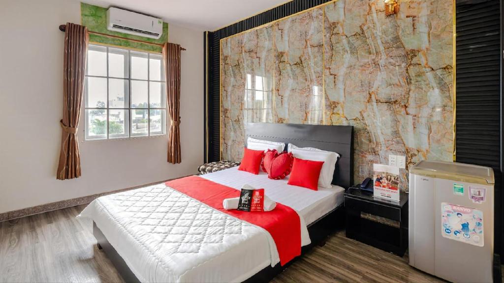 Postel nebo postele na pokoji v ubytování Tahami Hotel Thu Duc