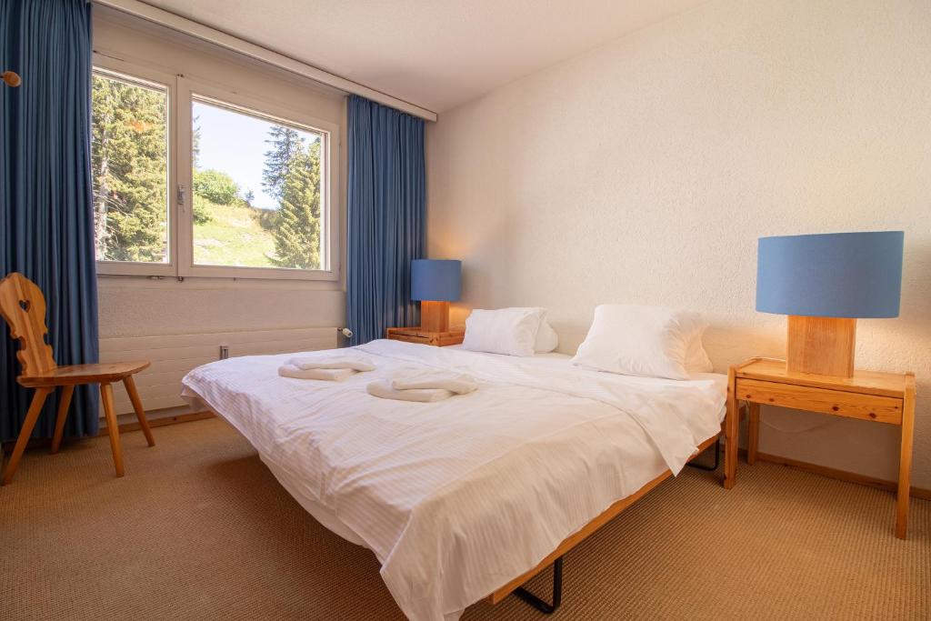 Postel nebo postele na pokoji v ubytování Rothornblick 52 by Arosa Vacations