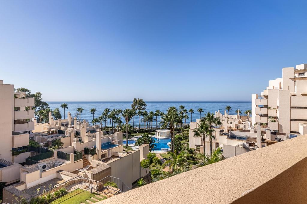 een balkon met uitzicht op de oceaan bij Fantástico apartamento en primera línea de playa in Estepona